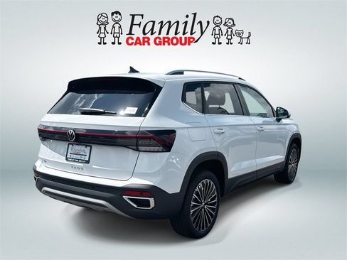 Used 2025 Volkswagen Taos SE FWD image 3