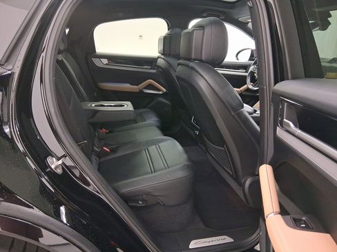 Certified 2024 Porsche Cayenne Coupe AWD/4WD image 29