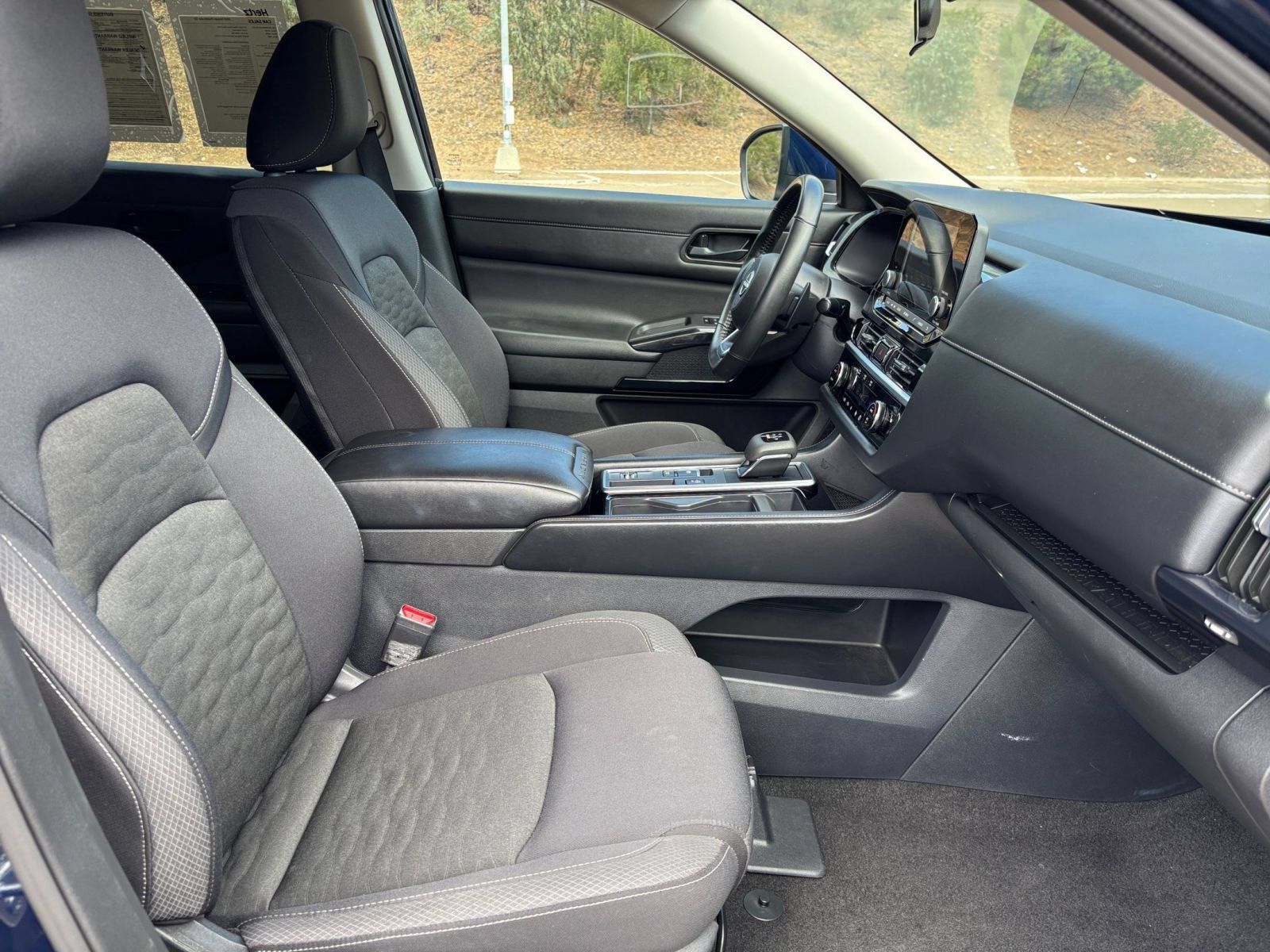 Used 2025 Nissan Pathfinder SV FWD image 38
