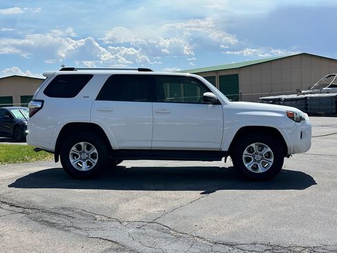 Used 2020 Toyota 4Runner SR5 AWD/4WD image 12
