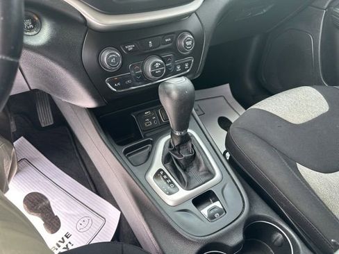 Used 2014 Jeep Cherokee Latitude w/ Comfort/Convenience Group FWD image 17