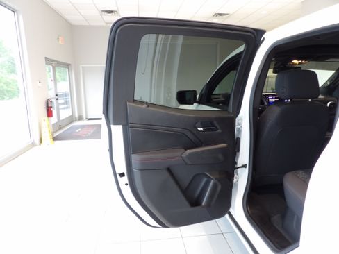 Used 2025 Chevrolet Colorado Z71 AWD/4WD image 18
