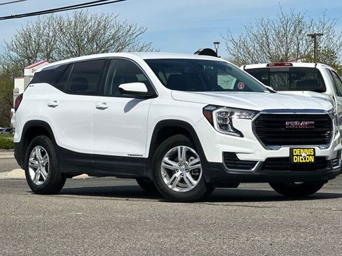 Used 2024 GMC Terrain SLE image 2
