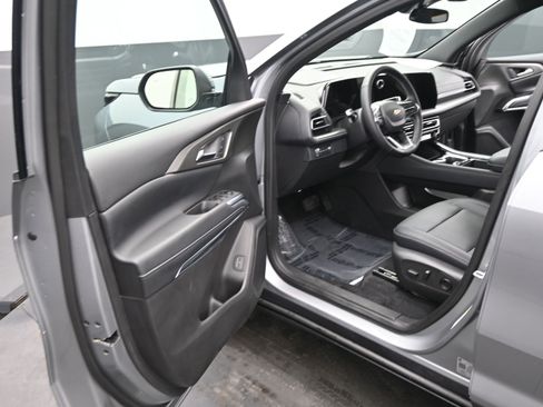 Used 2025 Chevrolet Traverse LT image 14