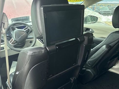 Used 2023 Chrysler Pacifica Touring-L w/ Uconnect Theater Family Group image 24
