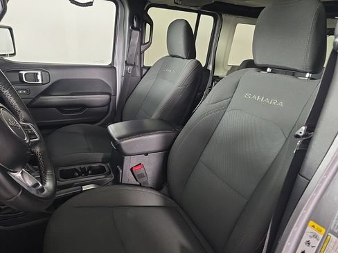 Used 2018 Jeep Wrangler Unlimited Sahara w/ Dual Top Group AWD/4WD image 13