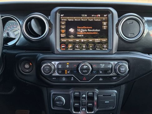 Used 2022 Jeep Wrangler Unlimited Sahara image 19