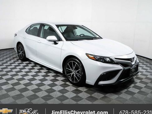 Used 2024 Toyota Camry SE FWD image 1