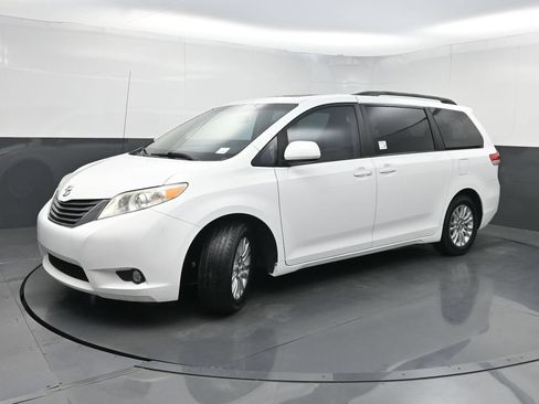Used 2013 Toyota Sienna XLE FWD image 18