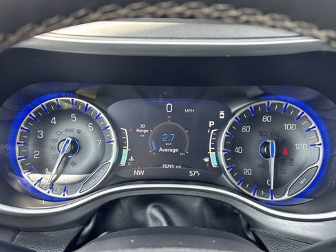 Used 2023 Chrysler Pacifica Touring-L image 31