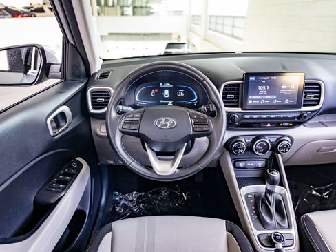 Used 2025 Hyundai Venue SEL FWD image 25