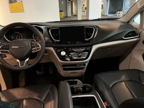 Used 2024 Chrysler Pacifica Touring-L image 37