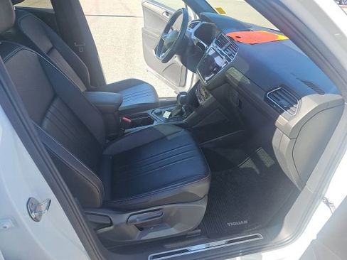 Used 2022 Volkswagen Tiguan SE R-Line AWD/4WD image 11