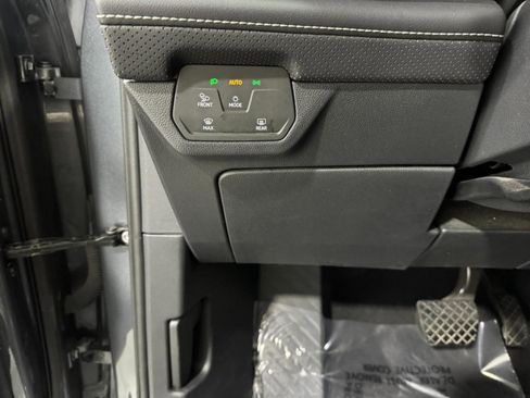 Used 2024 Volkswagen Atlas SE image 30