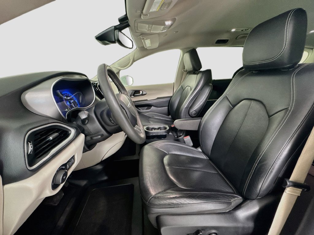 Used 2022 Chrysler Pacifica Touring-L FWD image 11