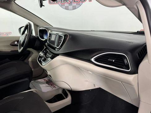 Used 2022 Chrysler Voyager LX FWD image 12