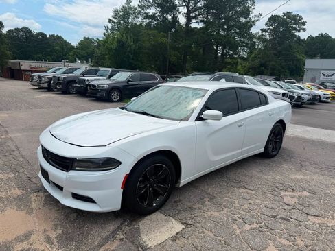 Used 2016 Dodge Charger SXT RWD image 1