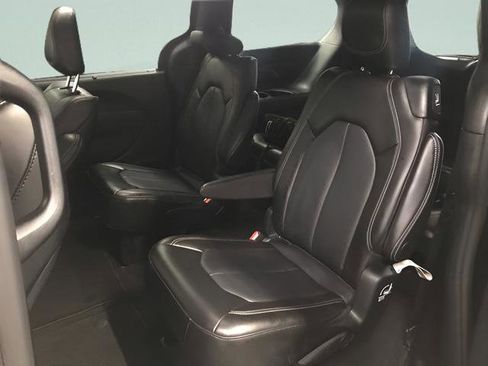 Used 2025 Chrysler Pacifica Select FWD image 12