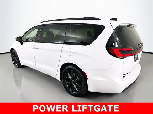 Used 2025 Chrysler Pacifica Limited image 9