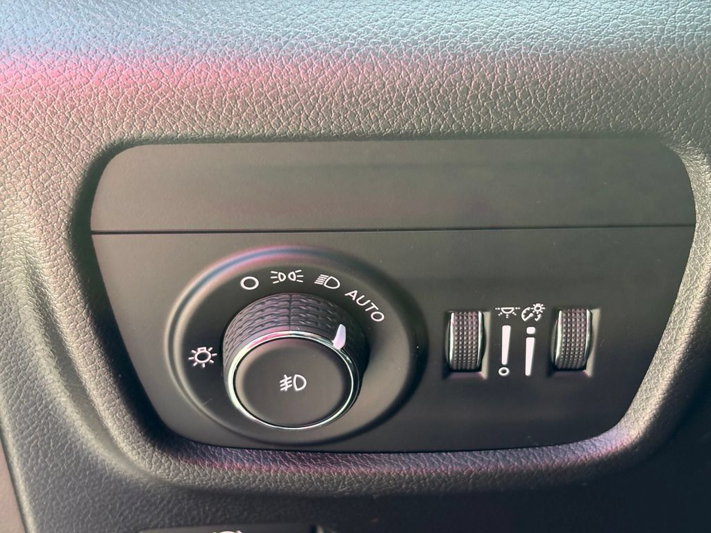 Used 2023 Jeep Grand Cherokee L Overland w/ Luxury Tech Group IV AWD/4WD image 32
