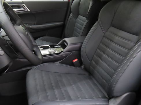 New 2025 Mitsubishi Outlander SE image 10