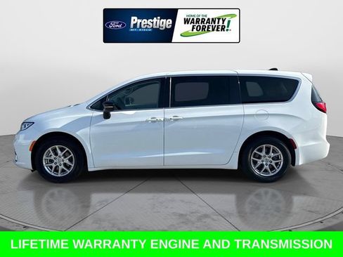 Used 2024 Chrysler Pacifica Touring-L FWD image 7