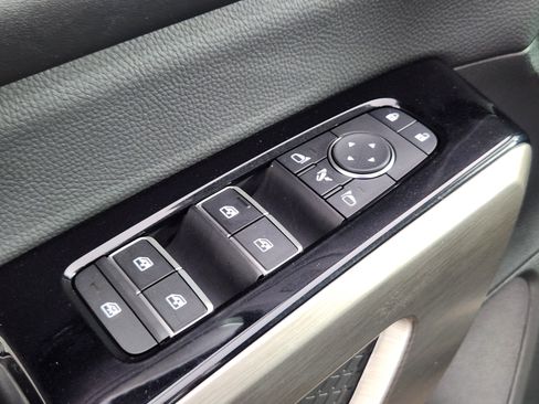 Used 2025 Nissan Pathfinder Platinum image 18