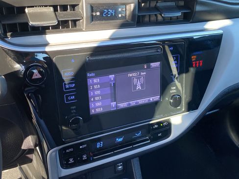 Used 2018 Toyota Corolla LE image 32