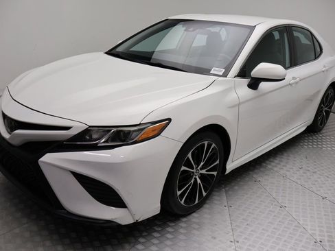 Used 2019 Toyota Camry SE image 2