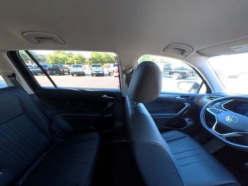 Used 2022 Volkswagen Tiguan SE AWD/4WD image 33