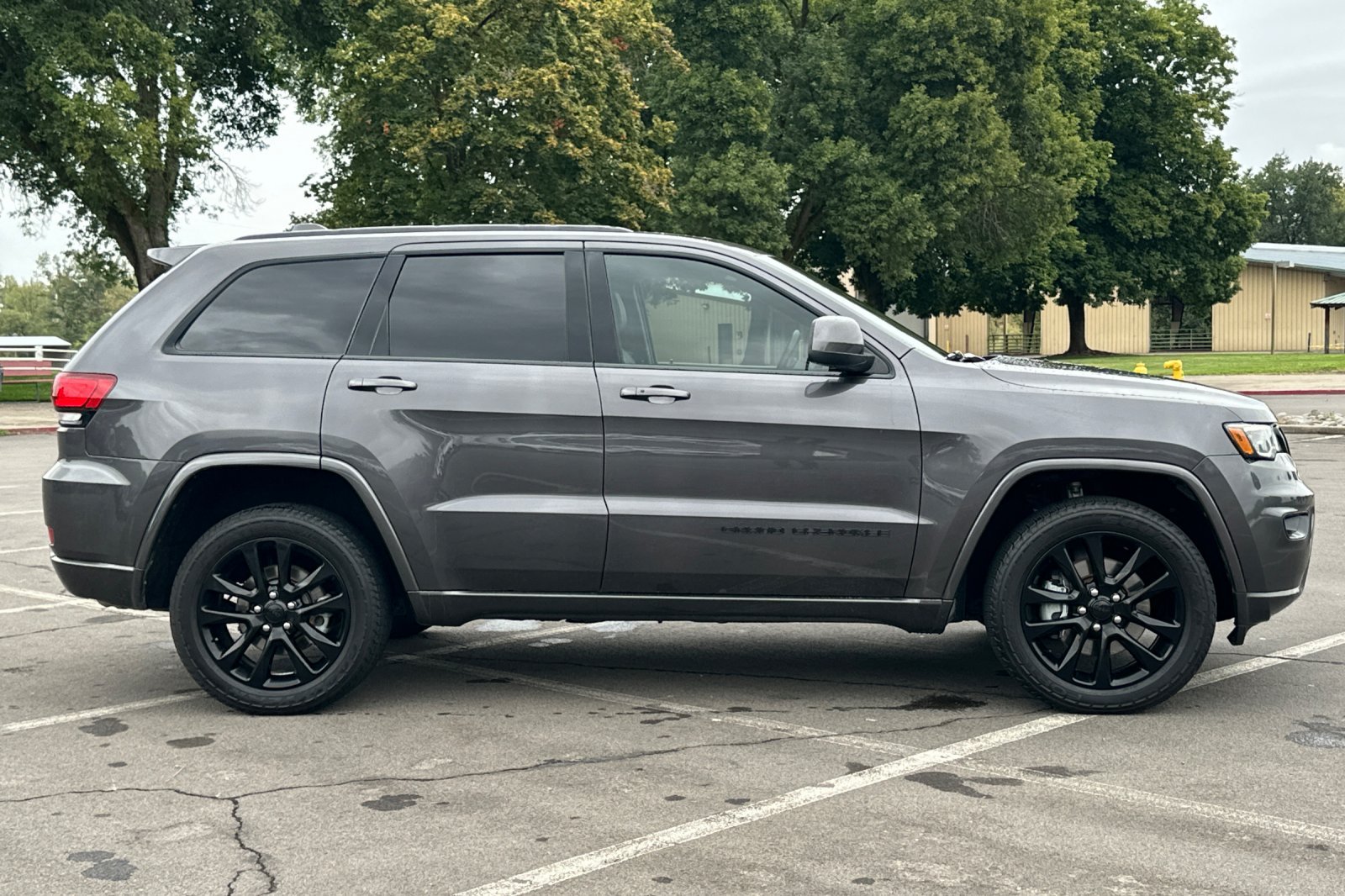 Used 2021 Jeep Grand Cherokee Laredo X AWD/4WD image 3