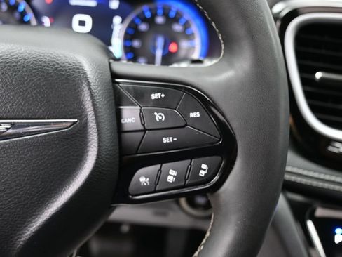 Used 2025 Chrysler Pacifica Limited FWD image 21