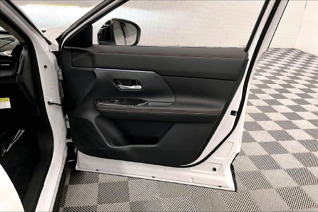 New 2026 Nissan Kicks SR w/ Cold Weather Package FWD image 34