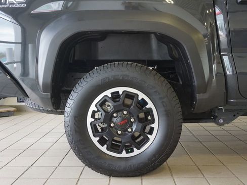 Certified 2025 Toyota Tacoma TRD Off-Road AWD/4WD image 30