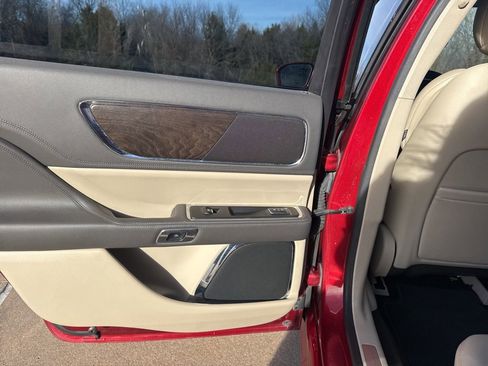 Used 2019 Lincoln Continental Select image 31