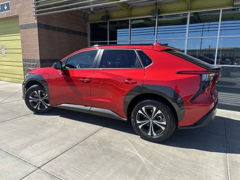 Used 2024 Toyota bZ4X XLE w/ Weather Package image 4