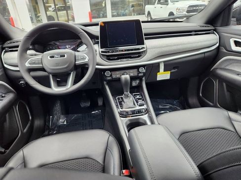 Used 2025 Jeep Compass Latitude image 9