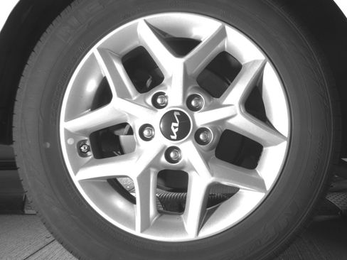 Used 2025 Kia Soul LX w/ LX Technology Package FWD image 15