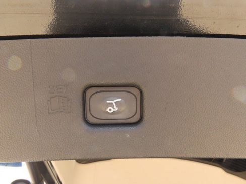 Used 2022 Lincoln Nautilus FWD w/ Premium Package image 13