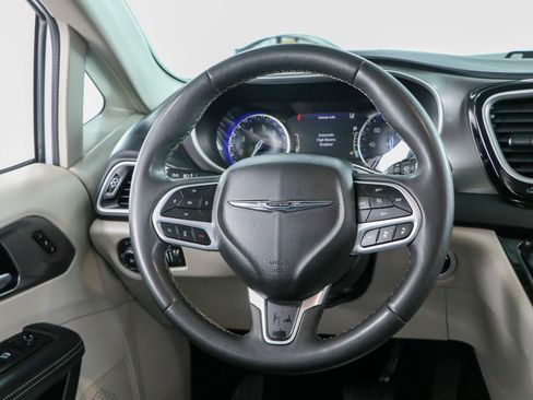 Used 2024 Chrysler Pacifica Touring-L FWD image 12