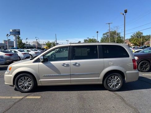 Used 2014 Chrysler Town & Country Touring-L w/ Driver Convenience Group FWD image 4