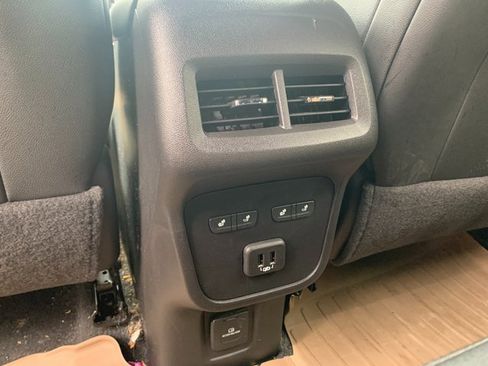 Used 2023 Chevrolet Equinox Premier image 13