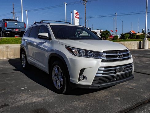 Used 2019 Toyota Highlander Limited AWD/4WD image 2