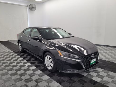 Used 2025 Nissan Altima 2.5 S FWD image 13
