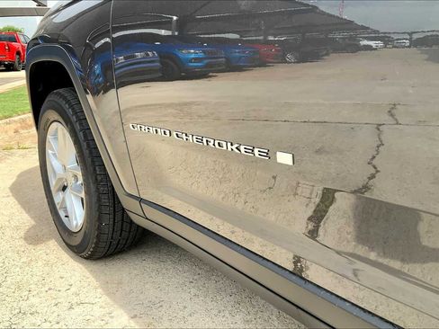 New 2025 Jeep Grand Cherokee L Laredo image 16