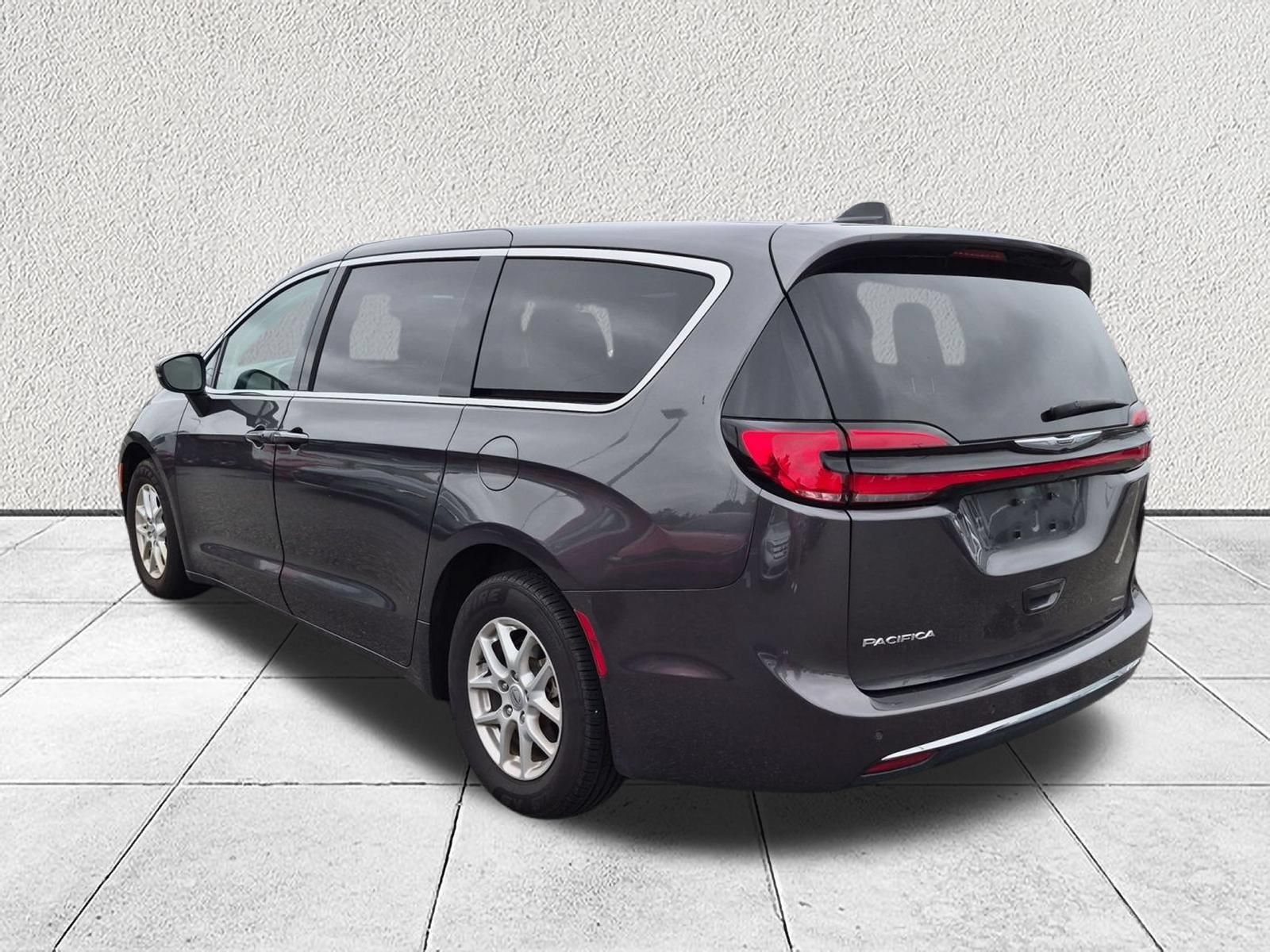 Used 2023 Chrysler Pacifica Touring-L FWD image 5
