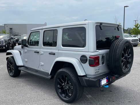 Used 2024 Jeep Wrangler Unlimited Sahara w/ Technology Group AWD/4WD image 17
