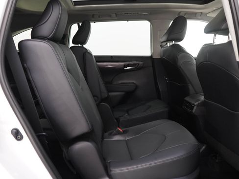 Used 2026 Toyota Highlander Limited AWD/4WD image 12