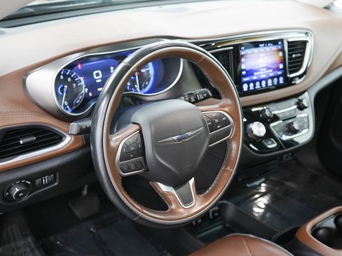 Used 2017 Chrysler Pacifica Limited w/ UConnect Theater Package FWD image 25