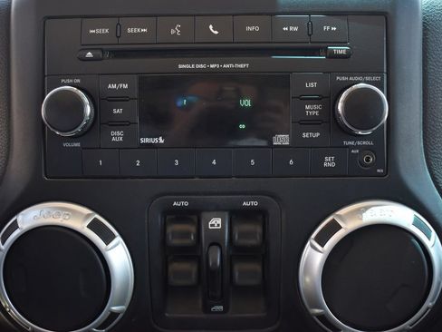 Used 2018 Jeep Wrangler Unlimited Sahara w/ Connectivity Group AWD/4WD image 28